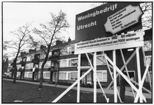 405681 Gezicht op enkele huizen aan de Zwanenvechtlaan te Utrecht, met op de voorgrond een bouwbord van het ...